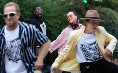 Les danseurs et danseuses de MouvMatik sont aussi des « passeurs », ils transmettent l'histoire et la culture du hip-hop.