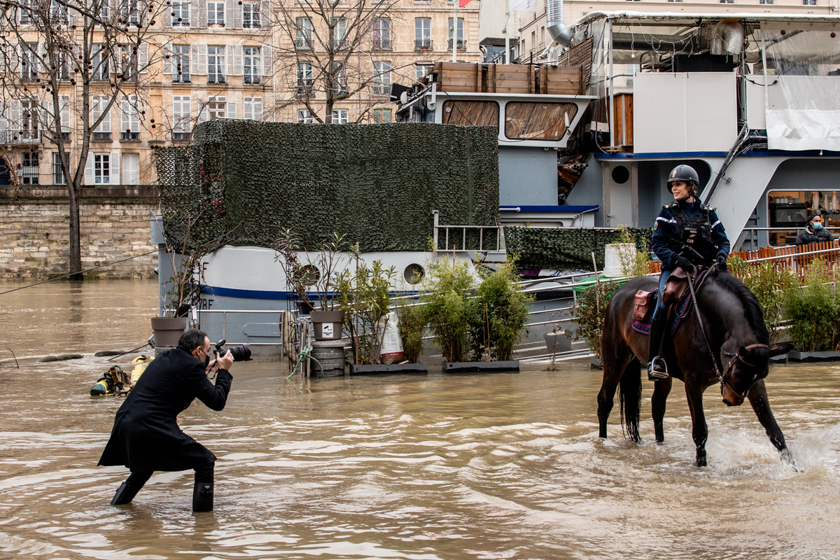 Nikos Aliagas en train de photographier une Parisienne.