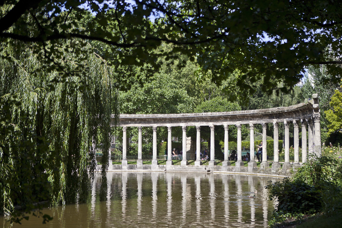 Parc Monceau, la Naumachie, bassin ovale bordé d'une colonnade corinthienne qui provient d'une église de Saint-Denis détruite en 1719.