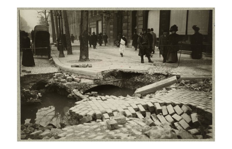 [Inondation. 1910. Paris.] Effondrement du boulevard Haussmann