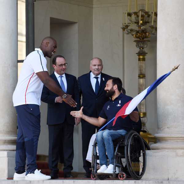Michaël Jérémiasz, porte-drapeau de la délégation paralympique à Rio, à droite, et Teddy Riner