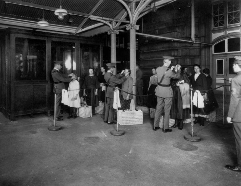 Inspection d'immigrants à leur arrivée aux États-Unis. Ellis Island (New York), 1923