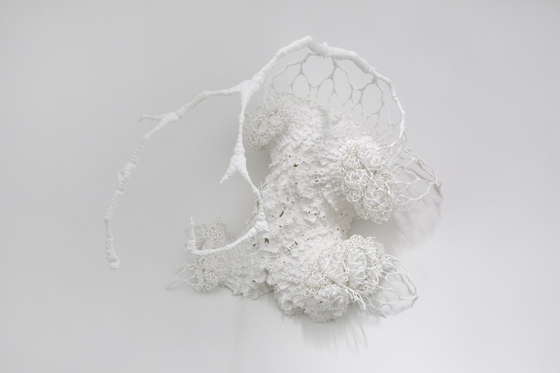 Hicham Berrada (né en 1986) Augures mathématiques, 2019. Résine, 50 x 50 x 50 cm.