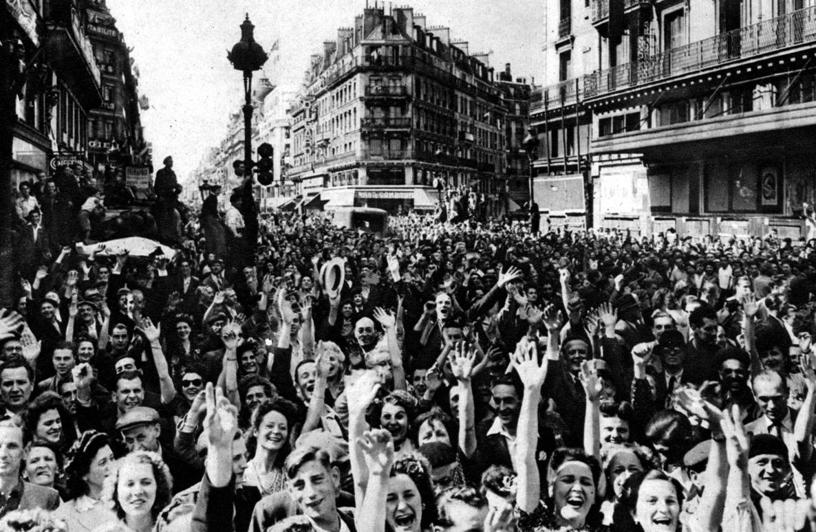 Libération de Paris. Foule en liesse. Paris, septembre 1944.