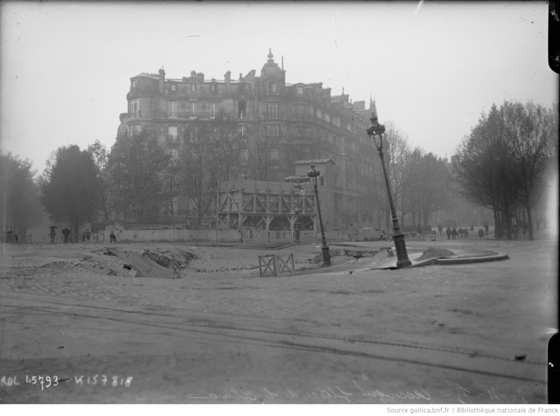 8-11-15, accident place de l'Alma [affaissement du sol suite au travaux d'aménagement de la ligne de métro] : [photographie de presse] / [Agence Rol]