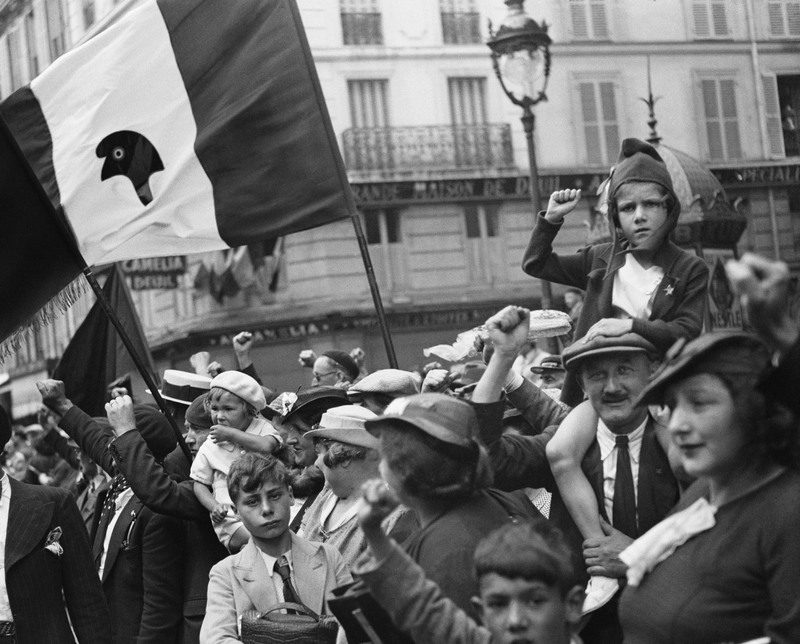 WILLY RONIS Pendant le défilé de la victoire du Front populaire, rue Saint-Antoine, Paris, 14 juillet 1936