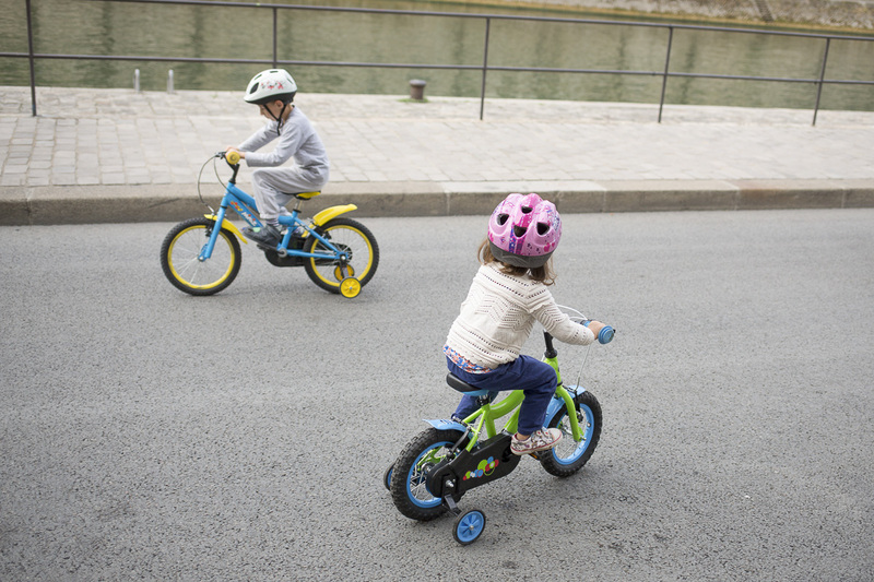 Children on their bikes on the banks of the Seine