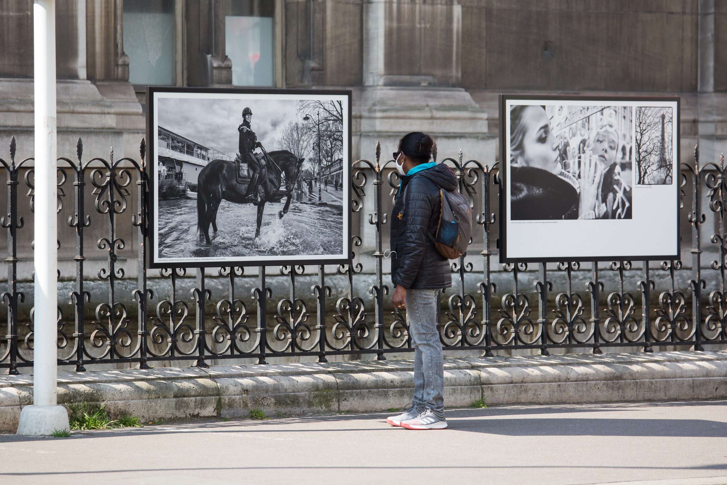 Exposition Nikos Aliagas - Grilles de l'Hôtel de Ville.