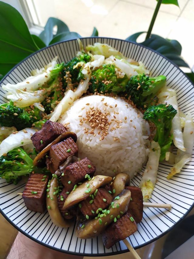 Jimmystreetfoodlab Brochettes de tofu teryaki riz, des champignons à l'ail et des légumes sautés à l'huile de sésame