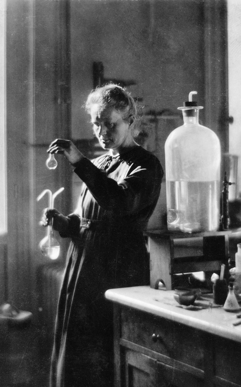 Marie Curie (1867-1934), physicienne française, dans son laboratoire.