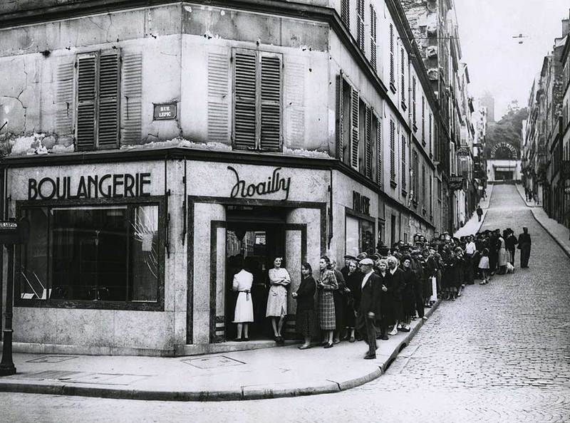 File d’attente devant la boulangerie Noailly, rue Lepic Paris 18