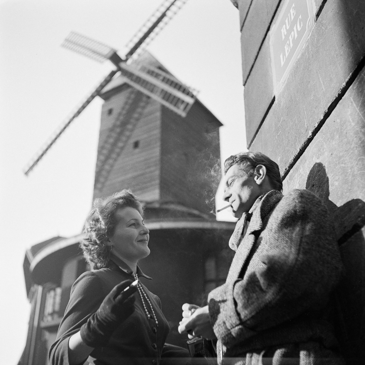 Rue Lepic. Couple devant le moulin de la Galette dans les années 50