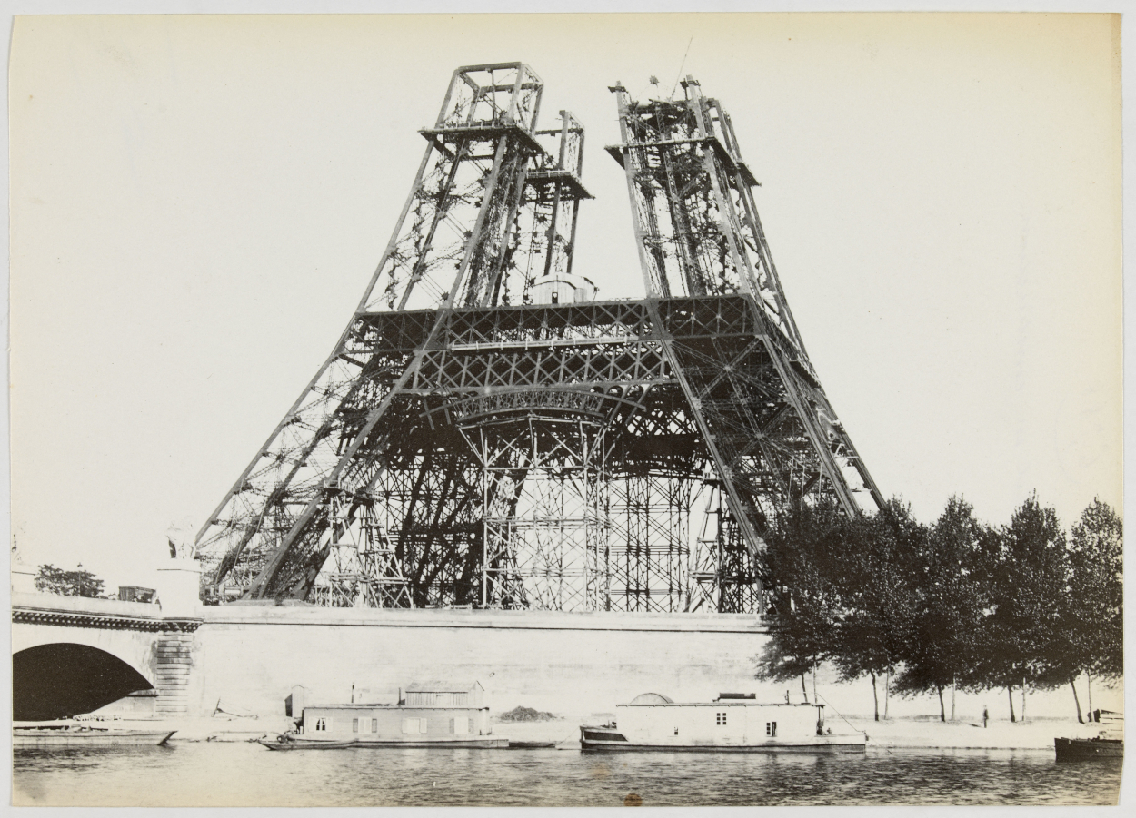 Vue de la Tour Eiffel en construction lors de l'exposition universelle de 1889