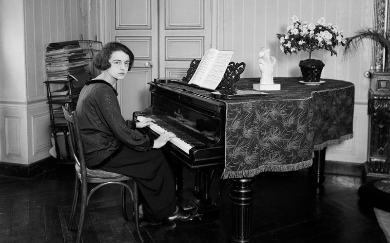 Eve Curie (1904-2007), fille de Pierre et Marie Curie, donnant un récital de piano.