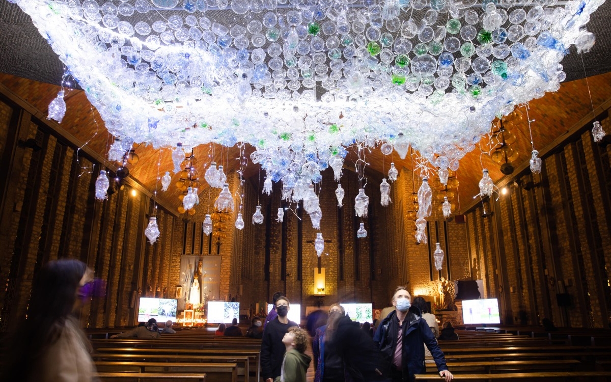Oeuvre d'art intitulée " Plastic vortex", par Marie-Laure Bruneau dans l'église Notre Dame de Fatima lors de Nuit Blanche 2022