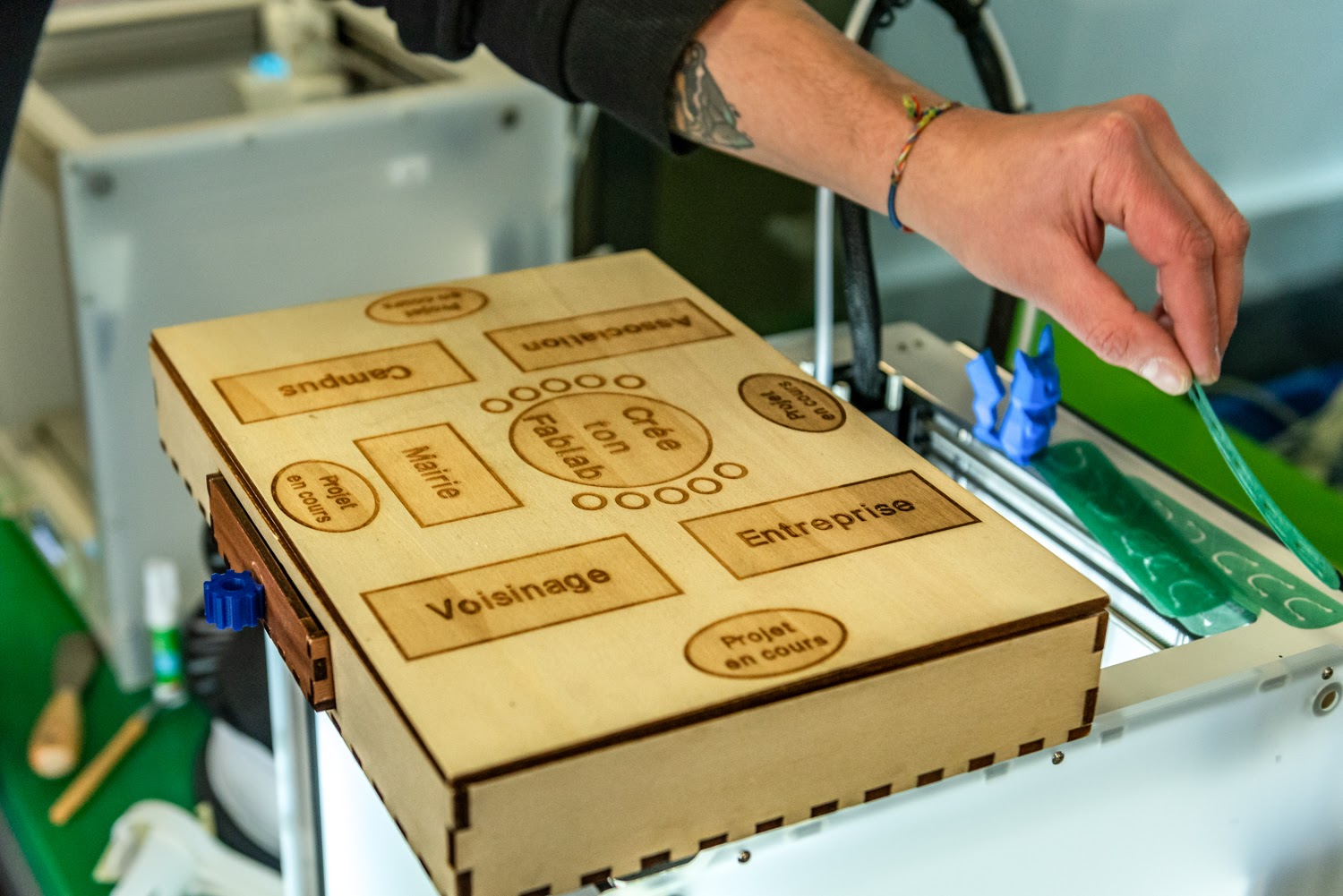 Jeu en bois créé par Cyrille Jaouan pour expliquer le concept d'un fablab