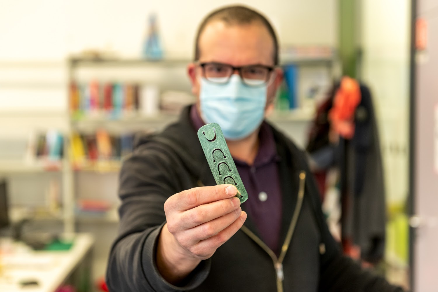 Outil pour tenir les masques, créé avec une imprimante 3D