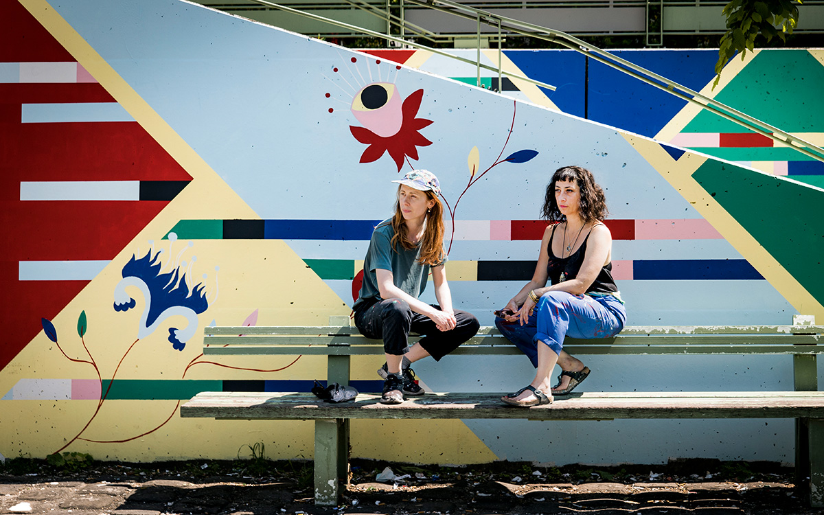 Street Art Avenue saison 5 : le duo "Jeniale" devant sa fresque