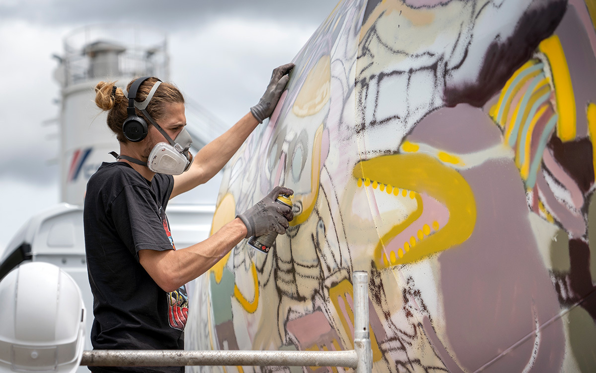 Street Art Avenue saison 5 : Dawal en train de peindre sur un camion malaxeur