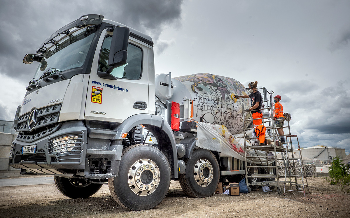 Street Art Avenue saison 5 : Dawal en train de peindre sur un camion malaxeur