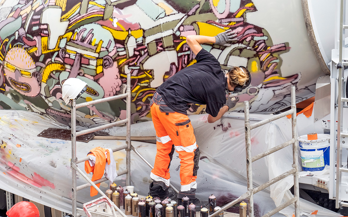 Street Art Avenue saison 5 : Dawal en train de peindre sur un camion malaxeur