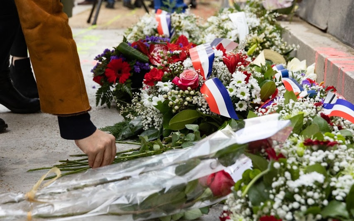 Dépôt de gerbe de fleurs lors de la cérémonie en hommage des victimes de l'explosion de la rue de Trévise