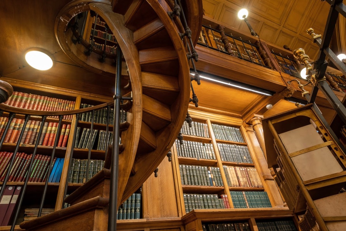 Escaliers en colimaçon dans la bibliothèque de l'Hôtel de Ville