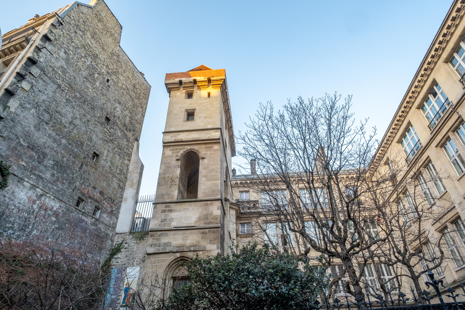 Vue extérieure, en contre plongée, de la Tour Jean-sans-Peur