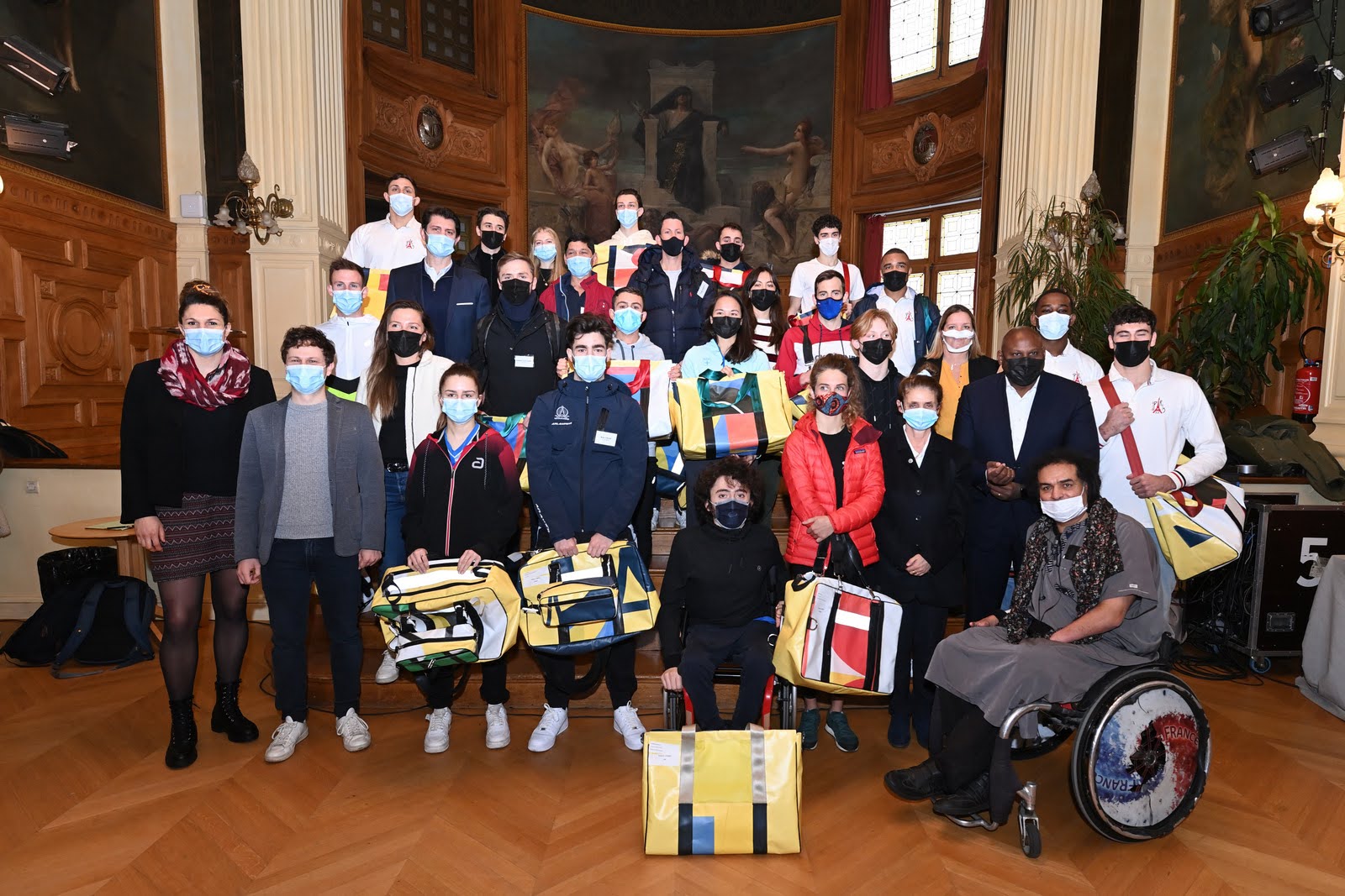 Les vingt athlètes de la Ville de Paris avec les sacs recyclés