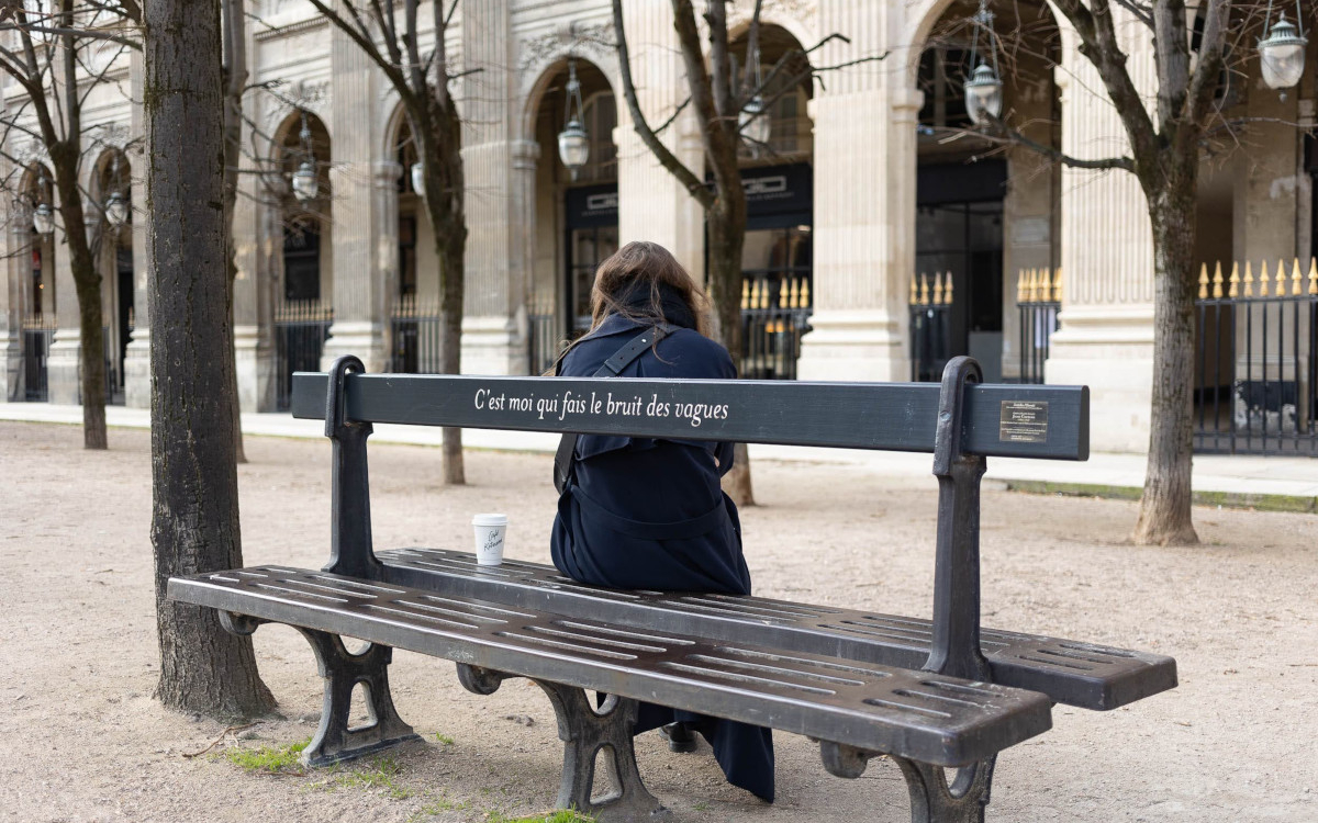 18 bancs poèmes créés par Michel Goulet et François Massut au jardin du Palais Royal (1er)