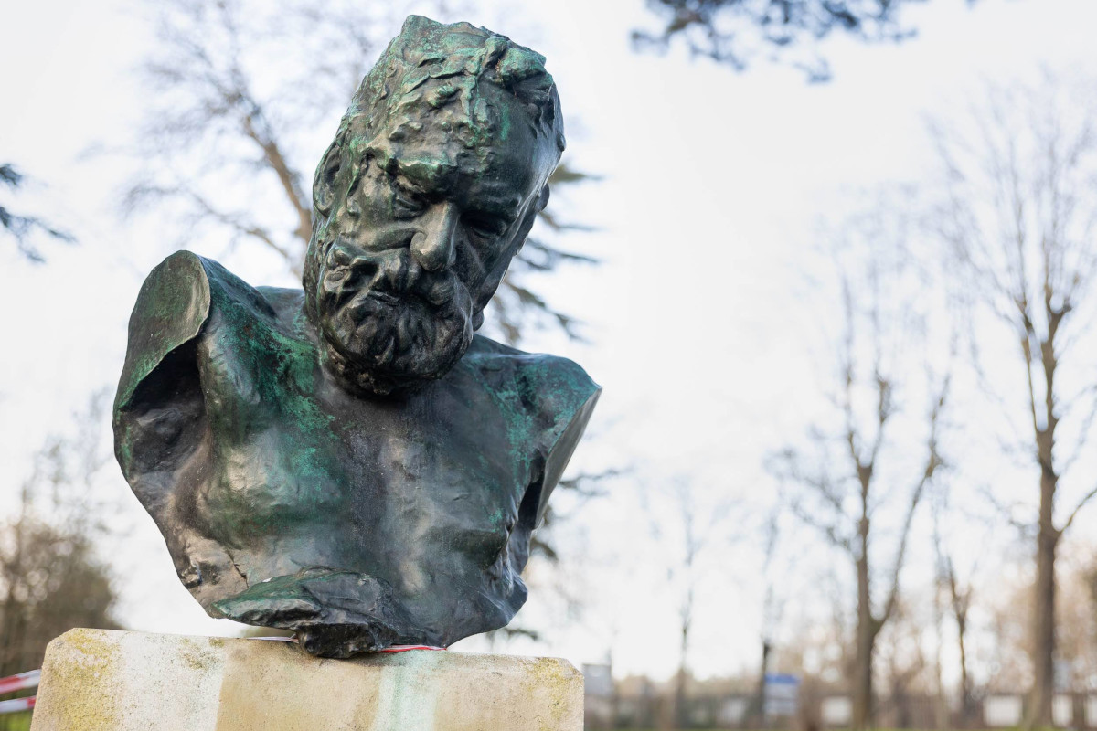 Reproduction du buste de Victor Hugo par Auguste Rodin dans le square des poètes (16e)