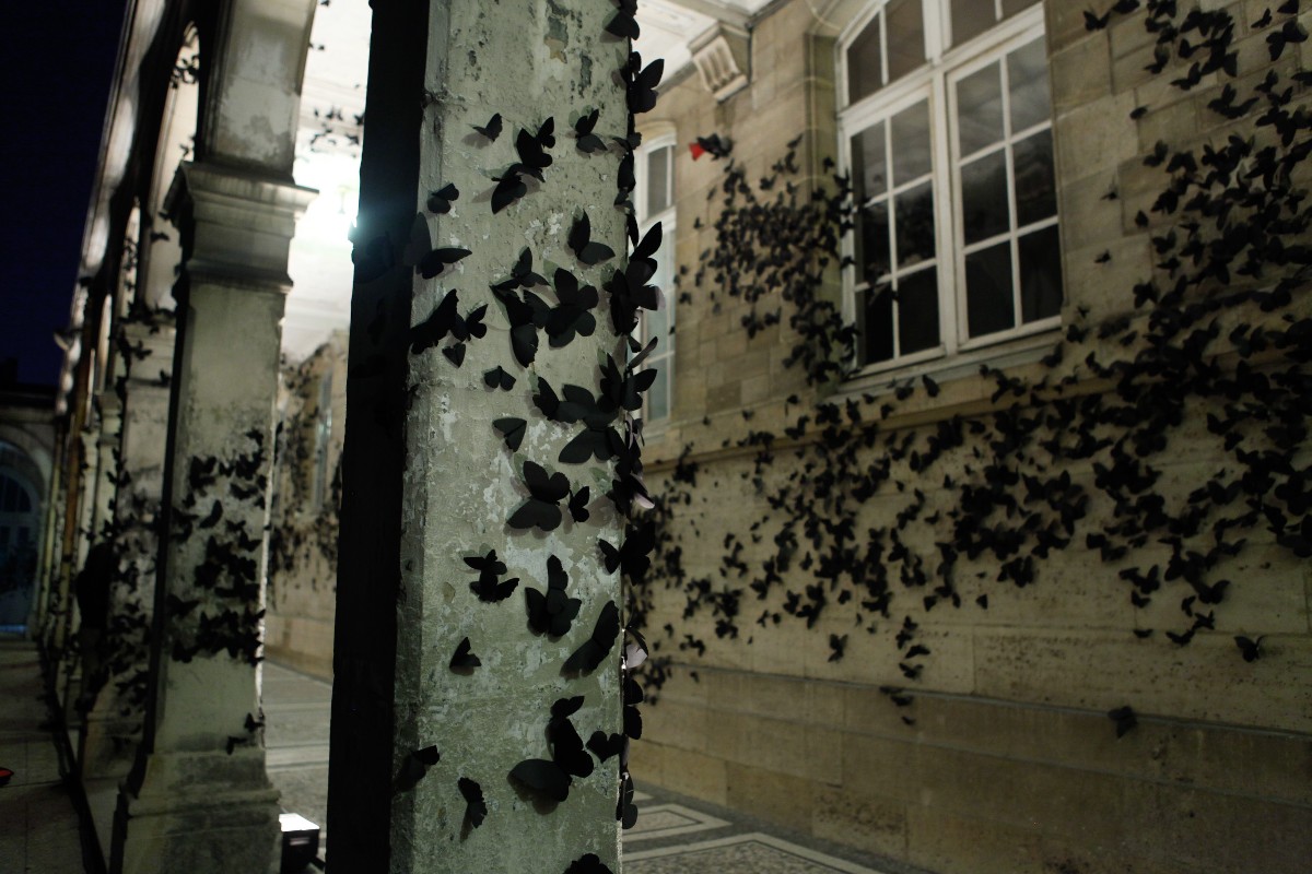 Black Cloud 2007 Installation de Carlos Amorales, Lycée Jacques Coeur, Nuit Blanche 2011