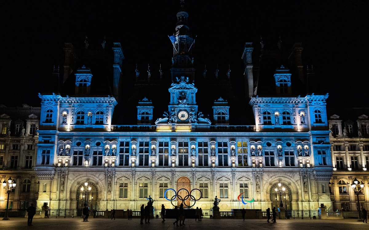 Illumination de l'Hôtel de ville aux couleurs de l'Ukraine