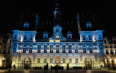 Illumination de l'Hôtel de ville aux couleurs de l'Ukraine 