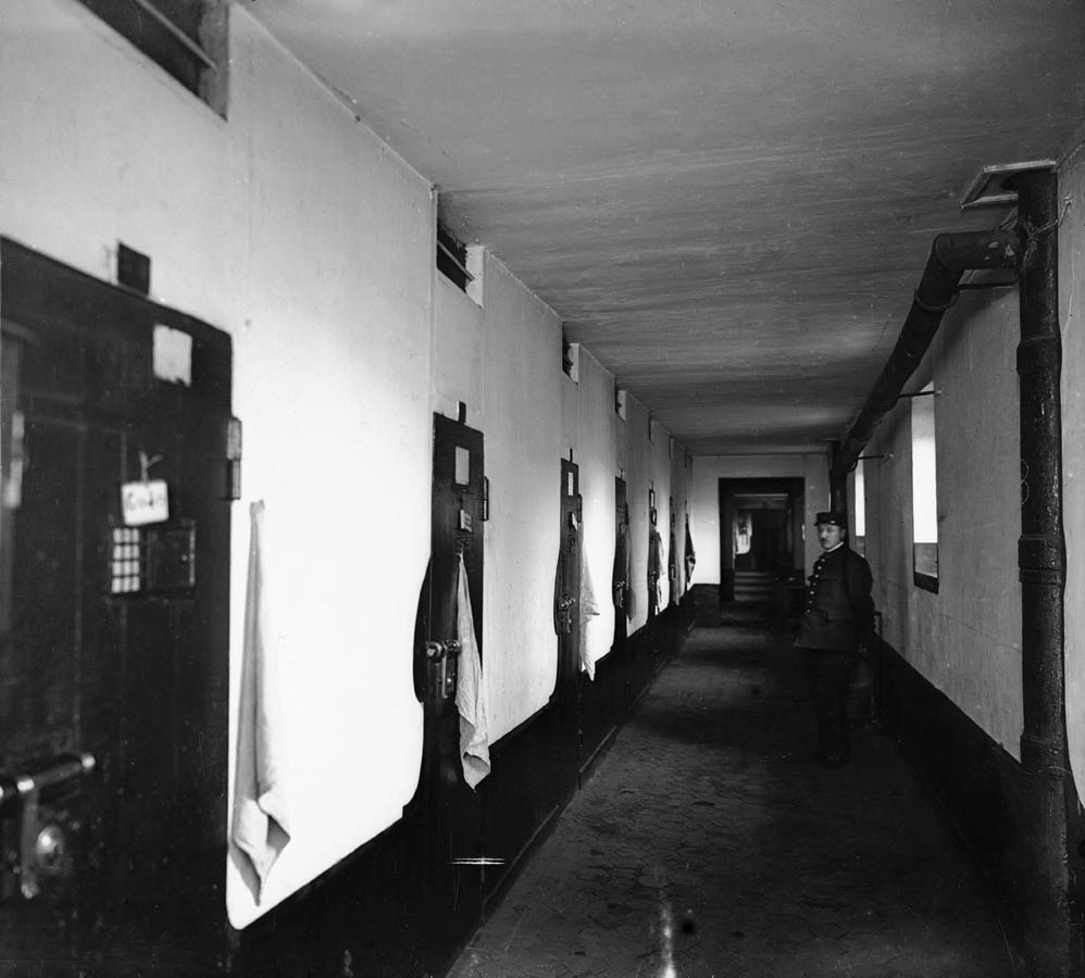 La prison de la petite Roquette. Couloir avec cellules. Paris (XIème arr.).