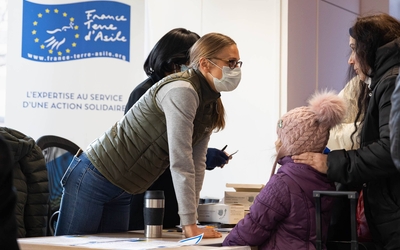 Une bénévole de France Terre d'Asile accueille les réfugiés ukrainiens