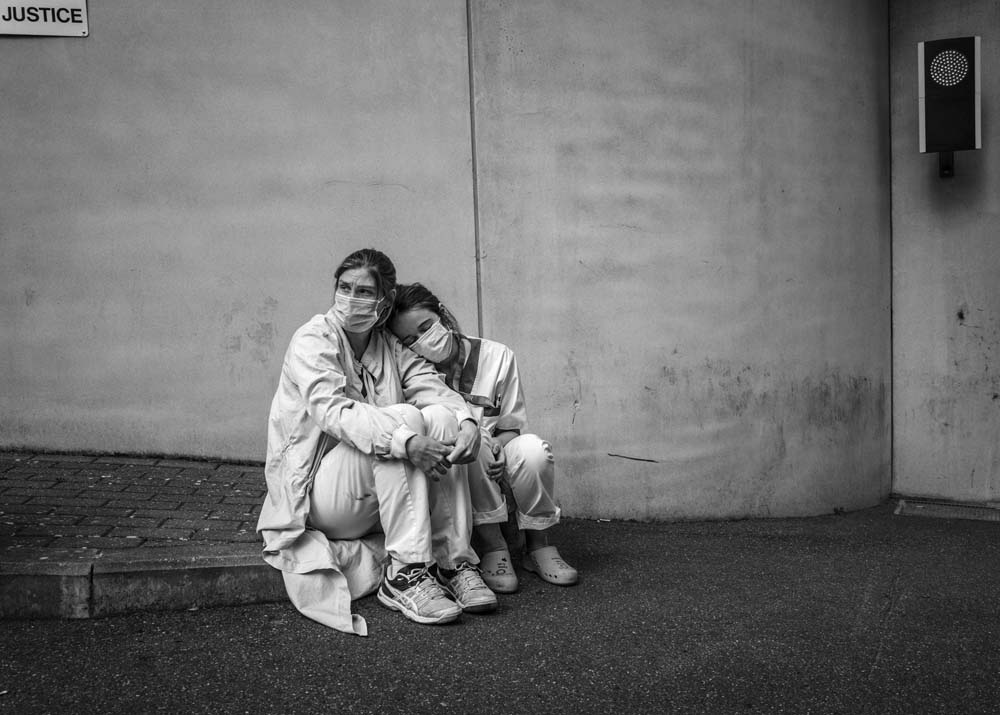 Un moment de pause salutaire, après deux mois de travail intense, pour Caroline et Yasmina, venues en renfort au service des soins intensifs de l'hôpital Ambroise Paré à Mons.