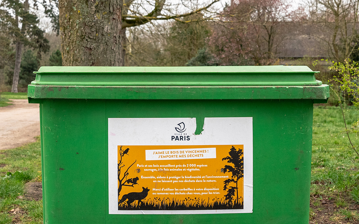 Bac de collecte des déchets au bois de Vincennes