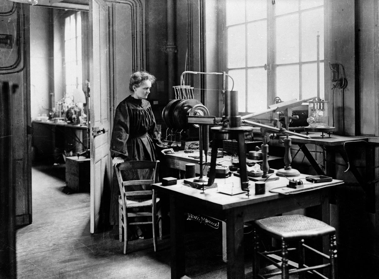Marie Curie (1867-1934), physicienne française, dans son premier laboratoire installé dans un hangar de l'EPCI, rue Lhomond. Paris (Vème arr.), vers 1905.