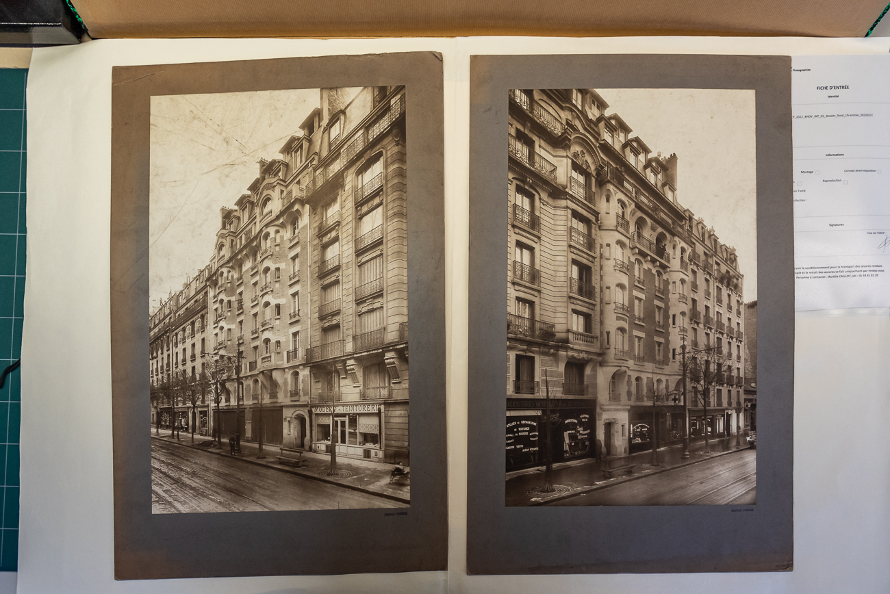 Deux photographies en noir et blanc montrent des immeubles parisiens. 