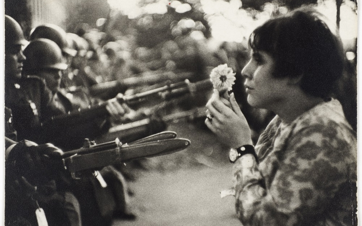 Marc Riboud, Jeune fille à la fleur, manifestation contre la guerre au Vietnam, Washington, 21 octobre 1967