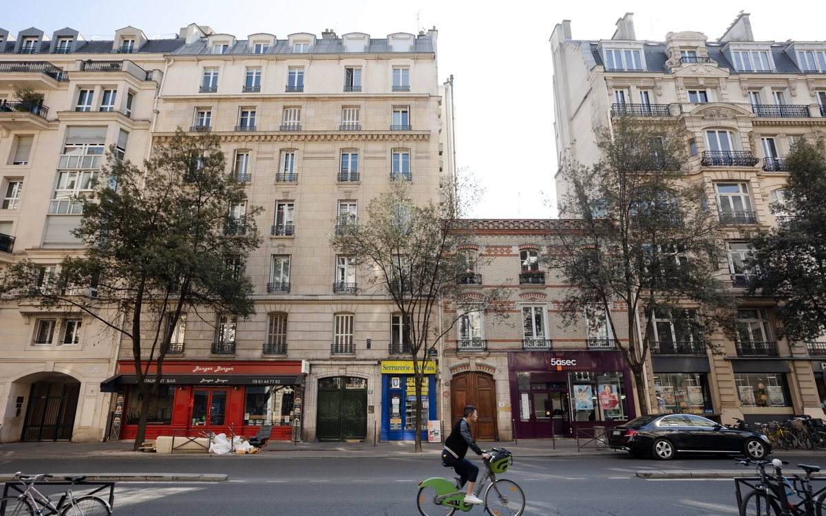 Tracé de l'enceinte remarquée par la présence d'un immeuble bien plus bas que ses deux voisins.