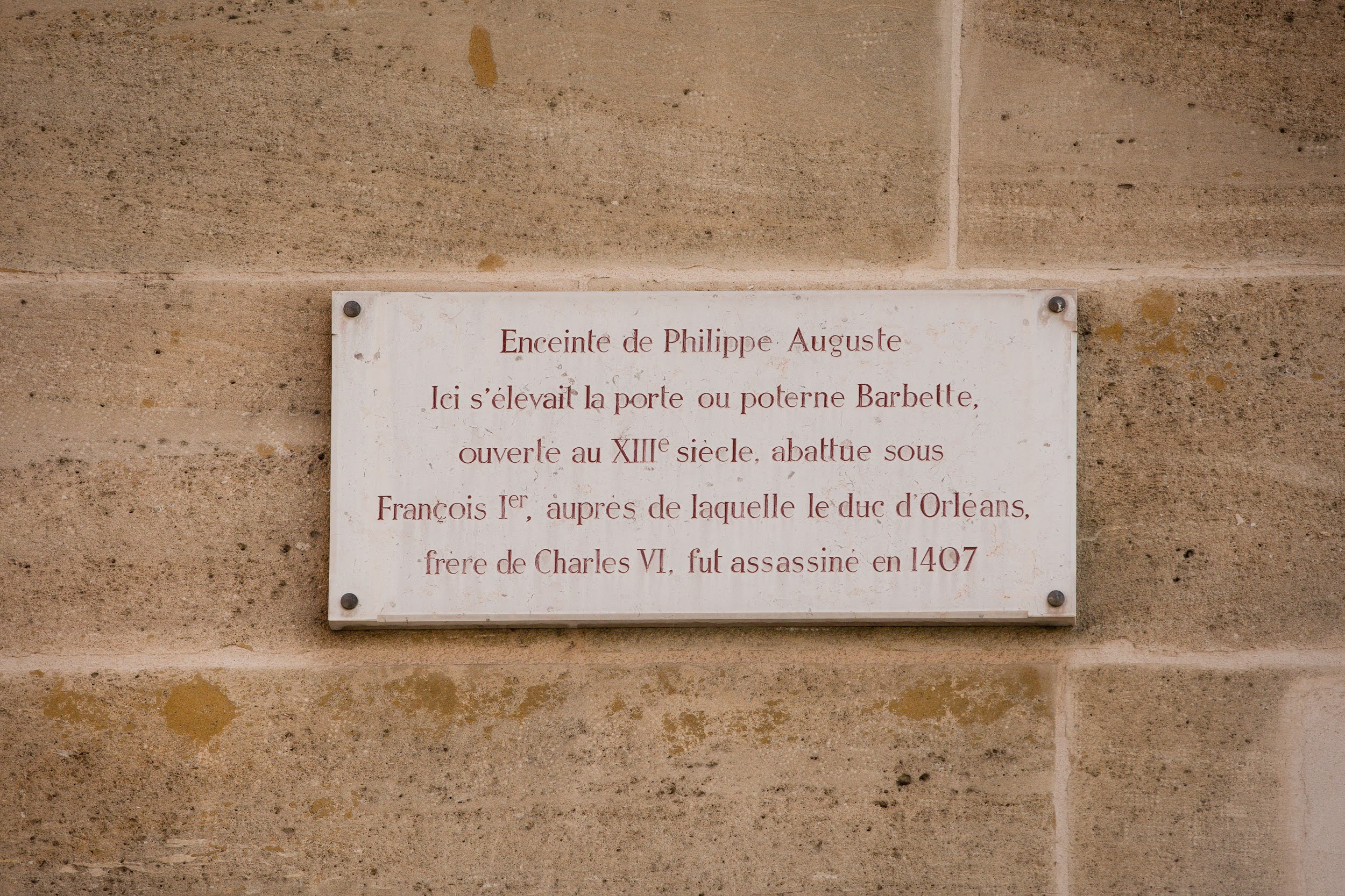 Plaque indiquant l'emplacement de la tour Barbette de l'enceinte Philippe Auguste (Paris Centre)