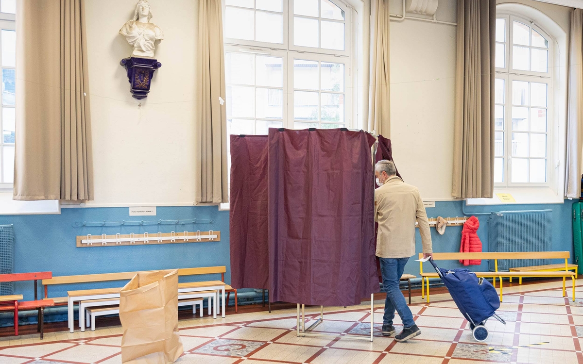 Elections présidentielles - 2e tour bureau de vote école élémentaire Corbon (15e)