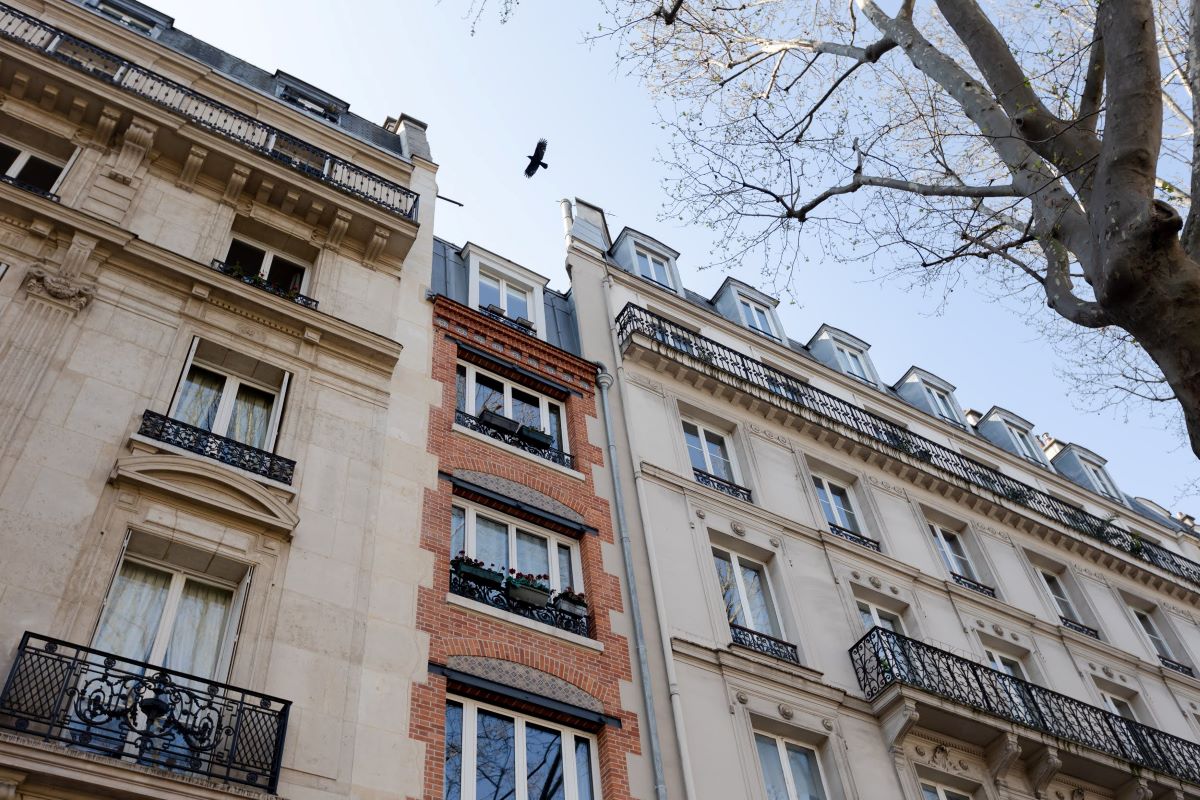 7, boulevard Saint-Germain. Immeuble construit sur le tracé de l'enceinte.