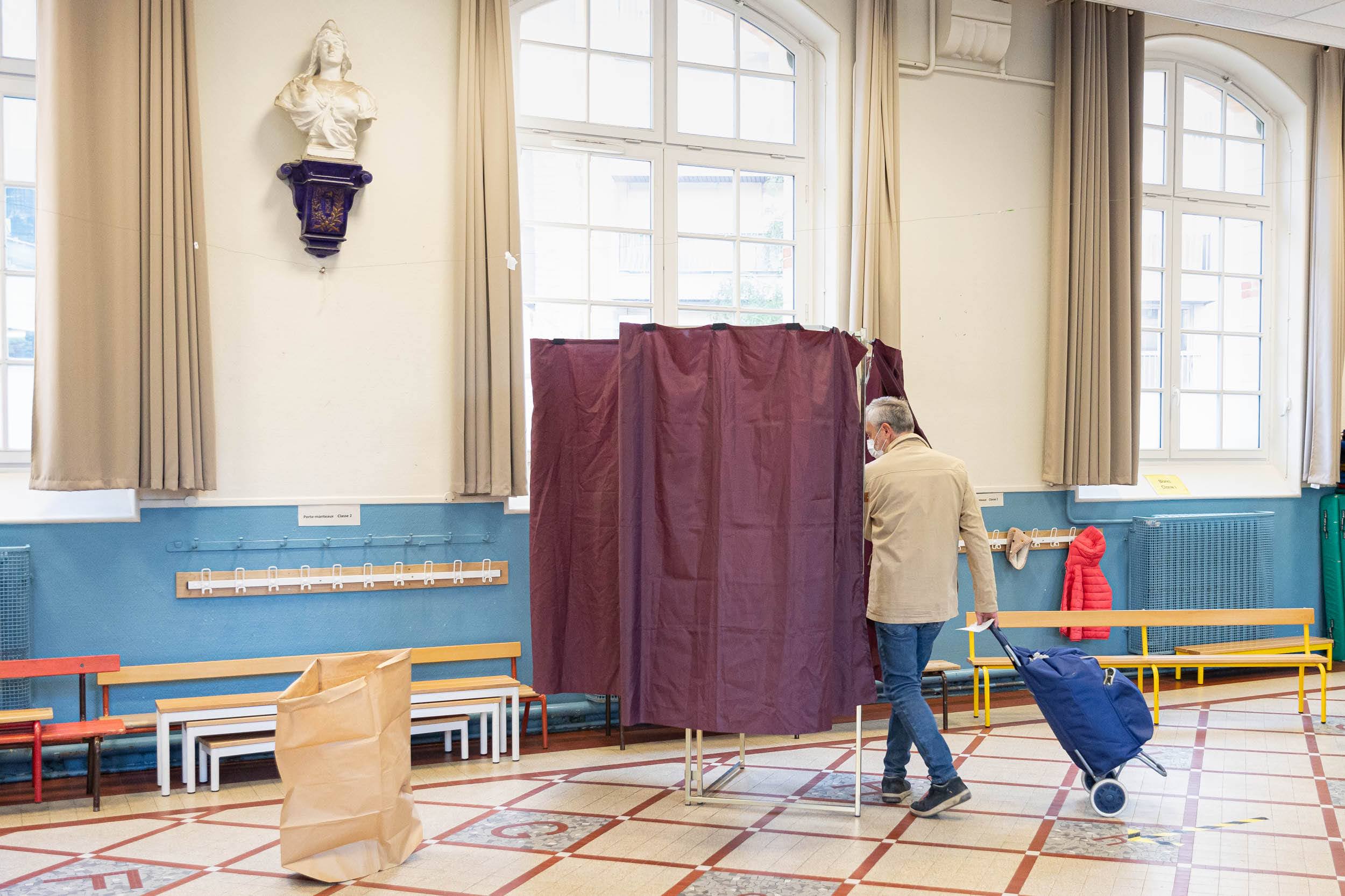 Elections présidentielles - 2e tour bureau de vote école élémentaire Corbon (15e)