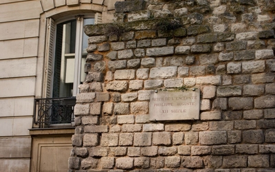 Plaque apposée sur le mur Philippe-Auguste au 5-7 rue Clovis, dans le 5e.