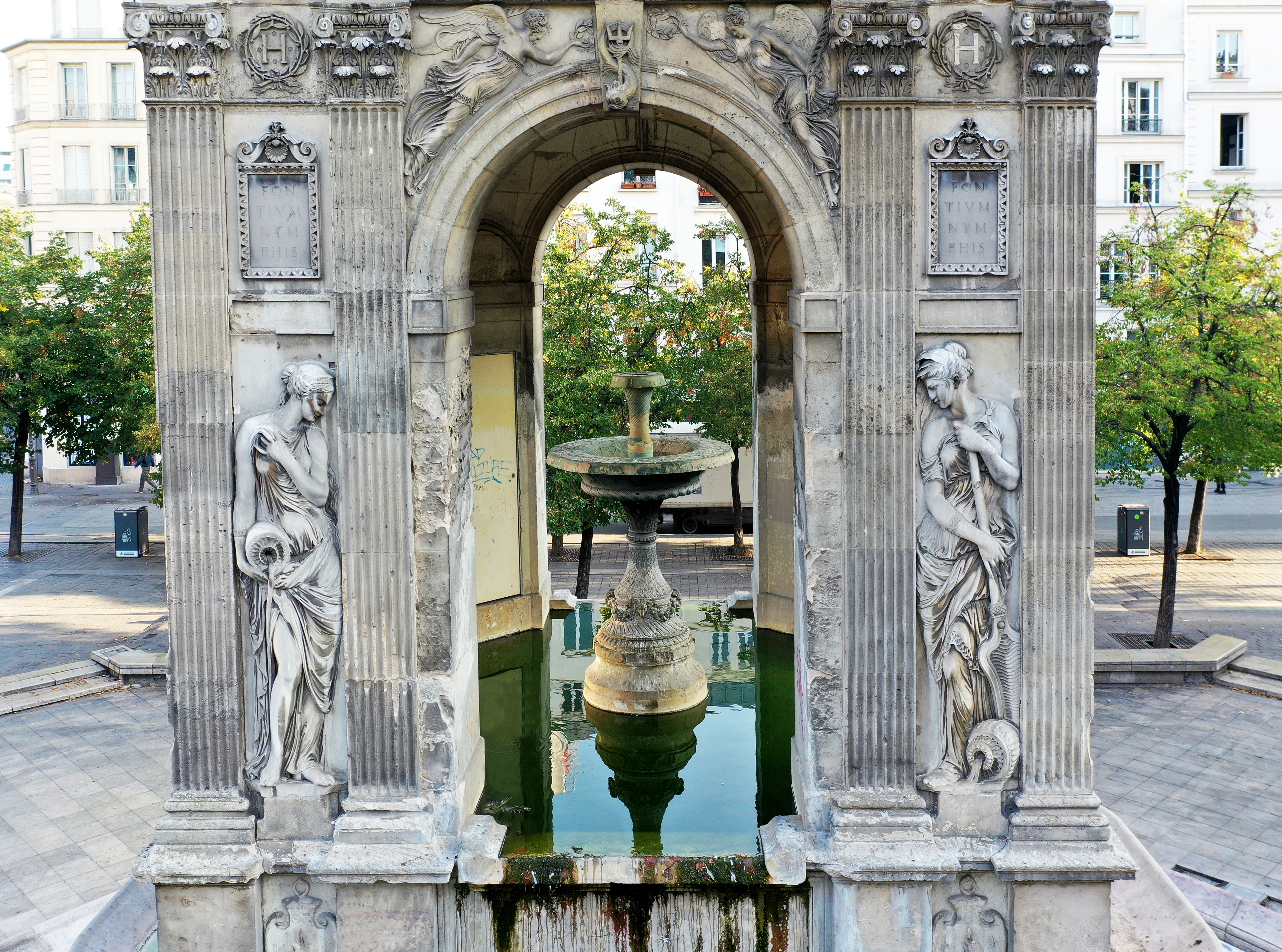 Les bas-reliefs de la façade sud, oeuvres de Jean Goujon et Augustin Pajou, représentent des naïades auxquelles la fontaine originale était consacrée. © Sunmetron