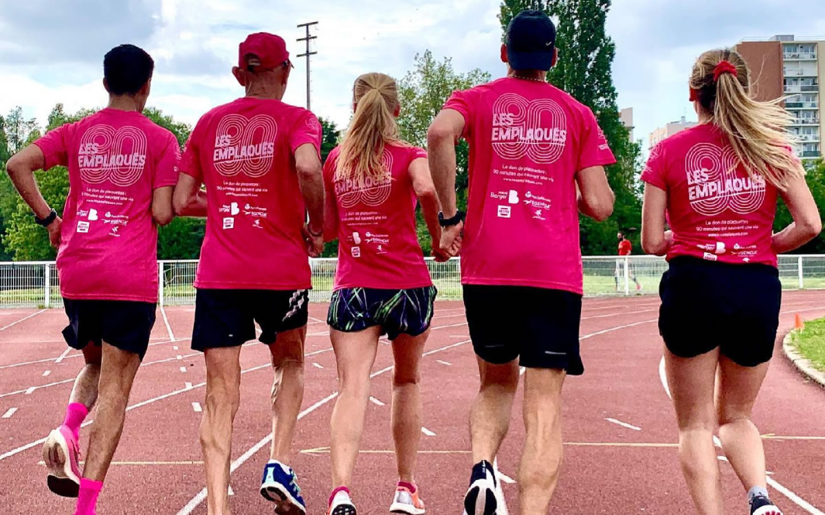 Coureurs et coureuses de dos sur une piste