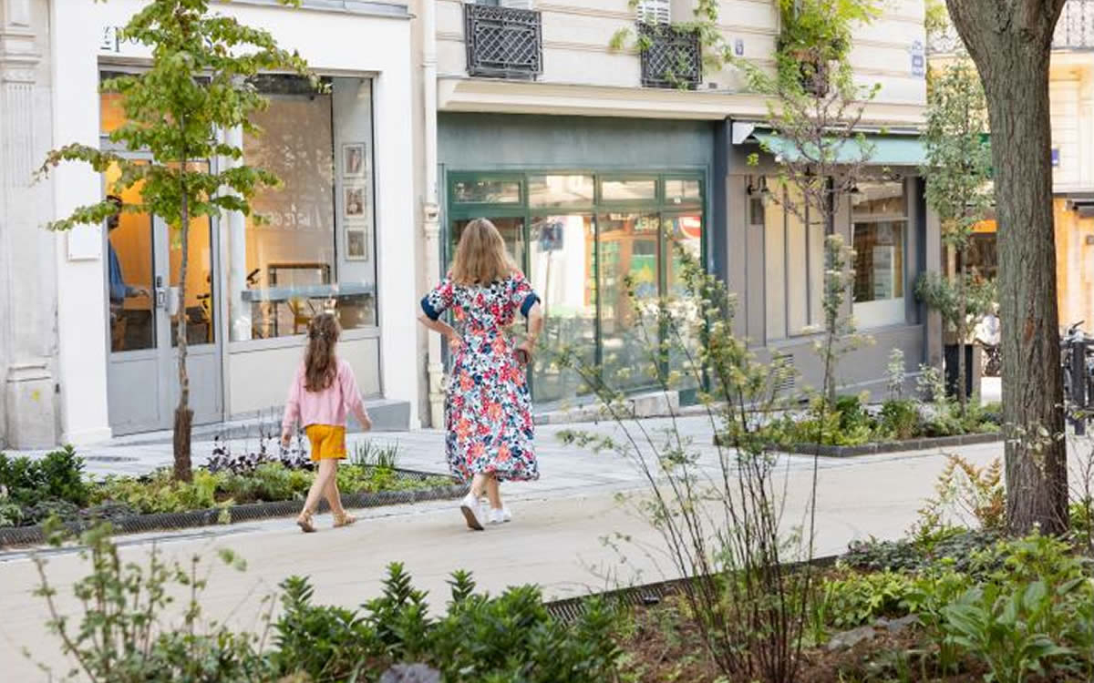 Femme et fille de dos rue Milton